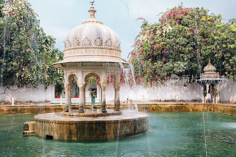 喷泉在Saheliyon Ki Bari(少女花园)在乌代普尔，印度